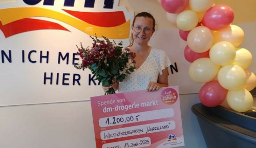 Wir bedanken uns herzlich bei den dm Märkten in Velbert für die großzügige Spende für unser Projekt zum Thema nachhaltige Ernährung. Wir freuen uns mit den Kindern selbst Gemüse anzubauen, auf einer neuen Feuerstelle zu kochen, einen Bauernhof zu besuchen und zu lernen was wir aus unserem Wald alles essen können. 